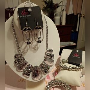 Paparazzi Silver and Black Necklace Set